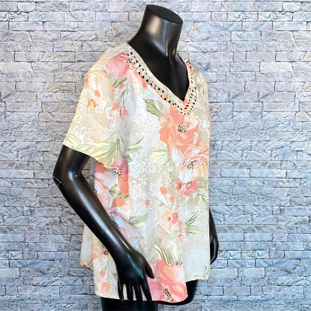 Alfred Dunner Floral Blouse Size 18 V-Neck Embellished Neckline - Picture 3 of 6
